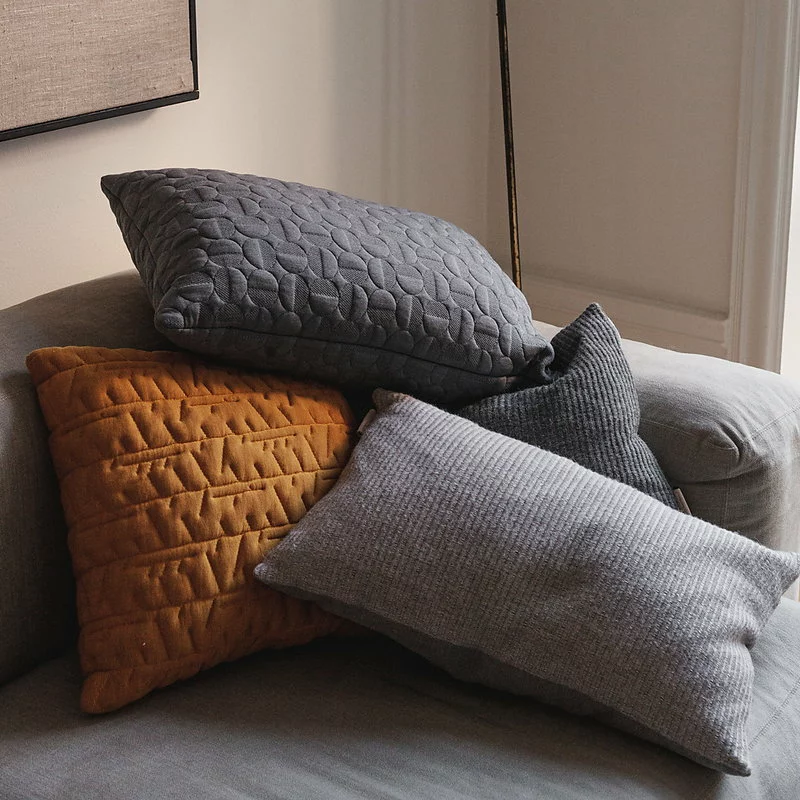 Fritz Hansen Cuscino Aiayu, 40 X 60 Cm, Antracite 8 Fritz Hansen Cuscino Aiayu, 40 X 60 Cm, Antracite - immagine 6