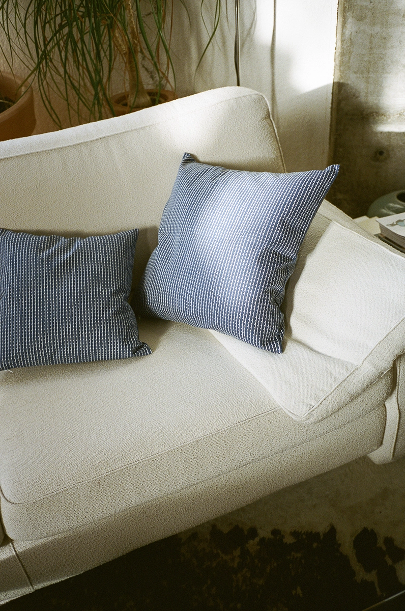 Vendite Tappeti -Vendite Tappeti Artek Bouroullec Rivi Cushions Blue Photo Zara Pfeifer 1.jpg 1