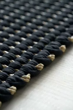 Woodnotes Tappeto Duetto 1, Naturale - Nero 9 Woodnotes Tappeto Duetto 1, Naturale - Nero -Vendite Tappeti Duetto 1 17101002 colnatural black hand woven 3 detail