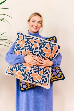 Finarte Fodera Per Cuscino Terttu, Blu -Vendite Tappeti Finarte AW19 collection Terttu cushion 2 photo Suvi Kes l inen 1