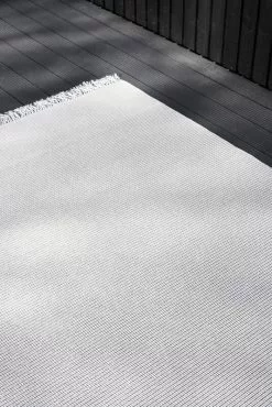 Woodnotes Tappeto Grain In-Out, Grigio Melange - Sabbia Chiara 9 Woodnotes Tappeto Grain In-Out, Grigio Melange - Sabbia Chiara -Vendite Tappeti Grain 15520205 melange grey light sand ends with fringes woodnotes 2