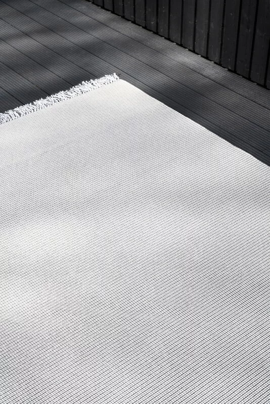 Woodnotes Tappeto Grain In-Out, Grigio Melange - Sabbia Chiara 5 Woodnotes Tappeto Grain In-Out, Grigio Melange - Sabbia Chiara - immagine 3