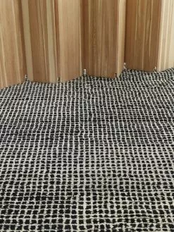 Woodnotes Tappeto Grid, Bianco - Nero 13 Woodnotes Tappeto Grid, Bianco - Nero -Vendite Tappeti Hand knotted Wool carpet Grid 18600109 col. white black woodnotes 5