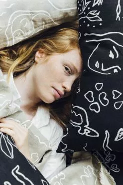 Saana Ja Olli Fodera Per Cuscino Onnenmaa, 40 X 60 Cm, Nero - Bianco 7 Saana Ja Olli Fodera Per Cuscino Onnenmaa, 40 X 60 Cm, Nero - Bianco -Vendite Tappeti Onnenmaa Saana ja Olli 2017 hi res kuva Suvi Keslinen 5 3