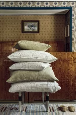 Saana Ja Olli Fodera Per Cuscino Unien Talo, 40 X 60 Cm, Beige - Nero 9 Saana Ja Olli Fodera Per Cuscino Unien Talo, 40 X 60 Cm, Beige - Nero -Vendite Tappeti Saana ja Olli Unien talo 2 Suvi Kes l inen hires 1