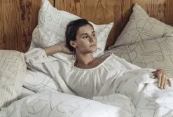 Saana Ja Olli Fodera Per Cuscino Unien Talo, 40 X 60 Cm, Bianco - Nero 10 Saana Ja Olli Fodera Per Cuscino Unien Talo, 40 X 60 Cm, Bianco - Nero -Vendite Tappeti Saana ja Olli Unien talo 5 Suvi Keslinen hires 1