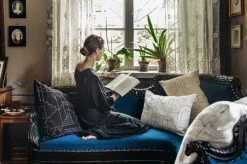 Saana Ja Olli Fodera Per Cuscino Unien Talo, 40 X 60 Cm, Beige - Nero 10 Saana Ja Olli Fodera Per Cuscino Unien Talo, 40 X 60 Cm, Beige - Nero -Vendite Tappeti Saana ja Olli Unien talo 8 Suvi Keslinen hires 1