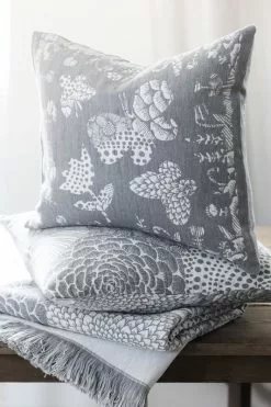 Lapuan Kankurit Fodera Per Cuscino Aamos, 45 X 45 Cm, Bianco - Grigio -Vendite Tappeti aamos pillow and ruut blanket by heini riitahuhta