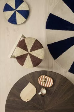 Ferm LIVING Tappeto Taftato Arch, Grande, Blu - Bianco Naturale -Vendite Tappeti fermLIVING AW21 ArchEmbroideredCushion image