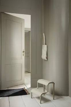 Ferm LIVING Zerbino Mat, 80 X 50 Cm, Nero - Naturale 7 Ferm LIVING Zerbino Mat, 80 X 50 Cm, Nero - Naturale -Vendite Tappeti fermLIVING AW21 UpStepStoolCashmere HangRackBrass BlockMatBlackNature image