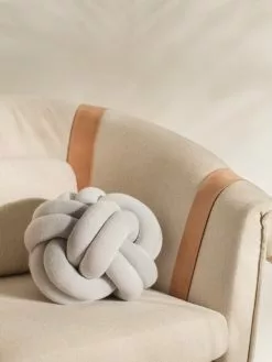 Design House Stockholm Cuscino Knot, Bianco - Grigio -Vendite Tappeti image2 2351 0200 KnotCushionWhiteGrey Lifestyle