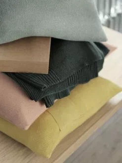 Muuto Cuscino Layer 40 X 60 Cm, Dusty Rose 8 Muuto Cuscino Layer 40 X 60 Cm, Dusty Rose -Vendite Tappeti layer cushion sage green dusty rose yellow rhythm throw dark green workshop coffee table 2 muuto org